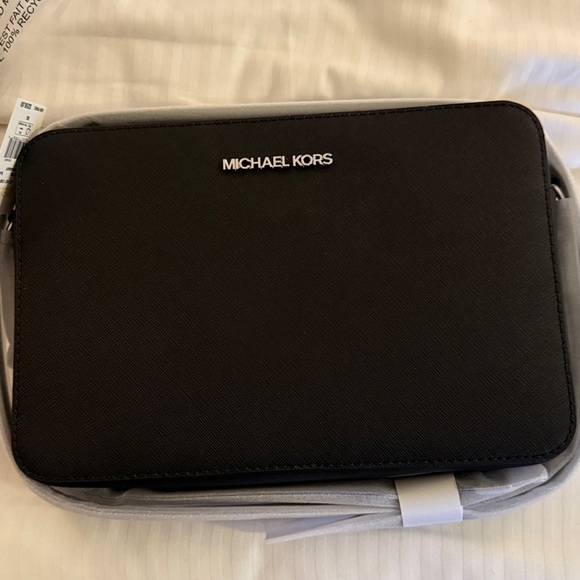 Jet Set Large  Crossbody Bag - Picture 4 of 6